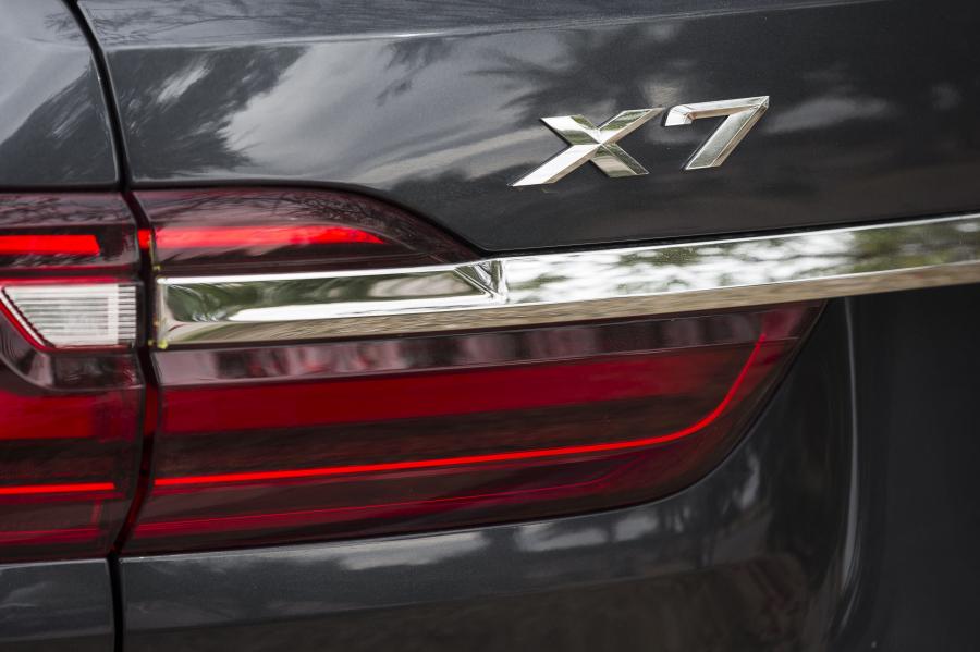 Логотип BMW X7 xDrive40i Design Pure Excellence (G07) 2019 года  (NA) (фото 28 из 42)